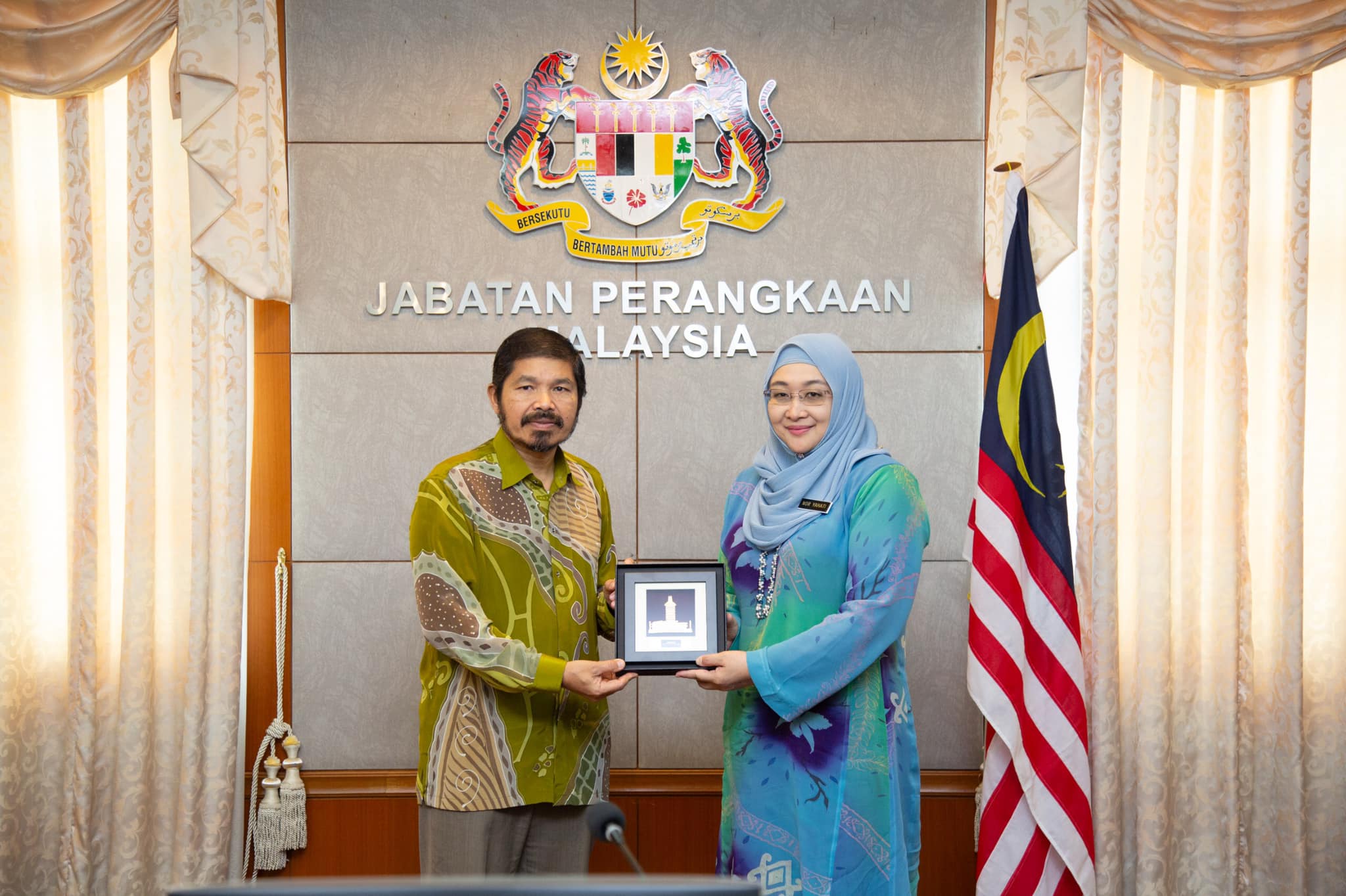 Kunjungan hormat ke atas YBhg. Dato’ Sri Dr. Mohd Uzir Mahidin, Ketua Perangkawan Malaysia (DOSM)