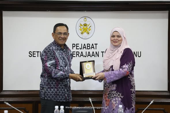 Kunjungan Hormat Institut Integriti Malaysia (IIM) ke atas Yang Berhormat Dato’ Haji Mohd Azmi bin Mohamad Daham, Setiausaha Kerajaan Negeri Terengganu.
