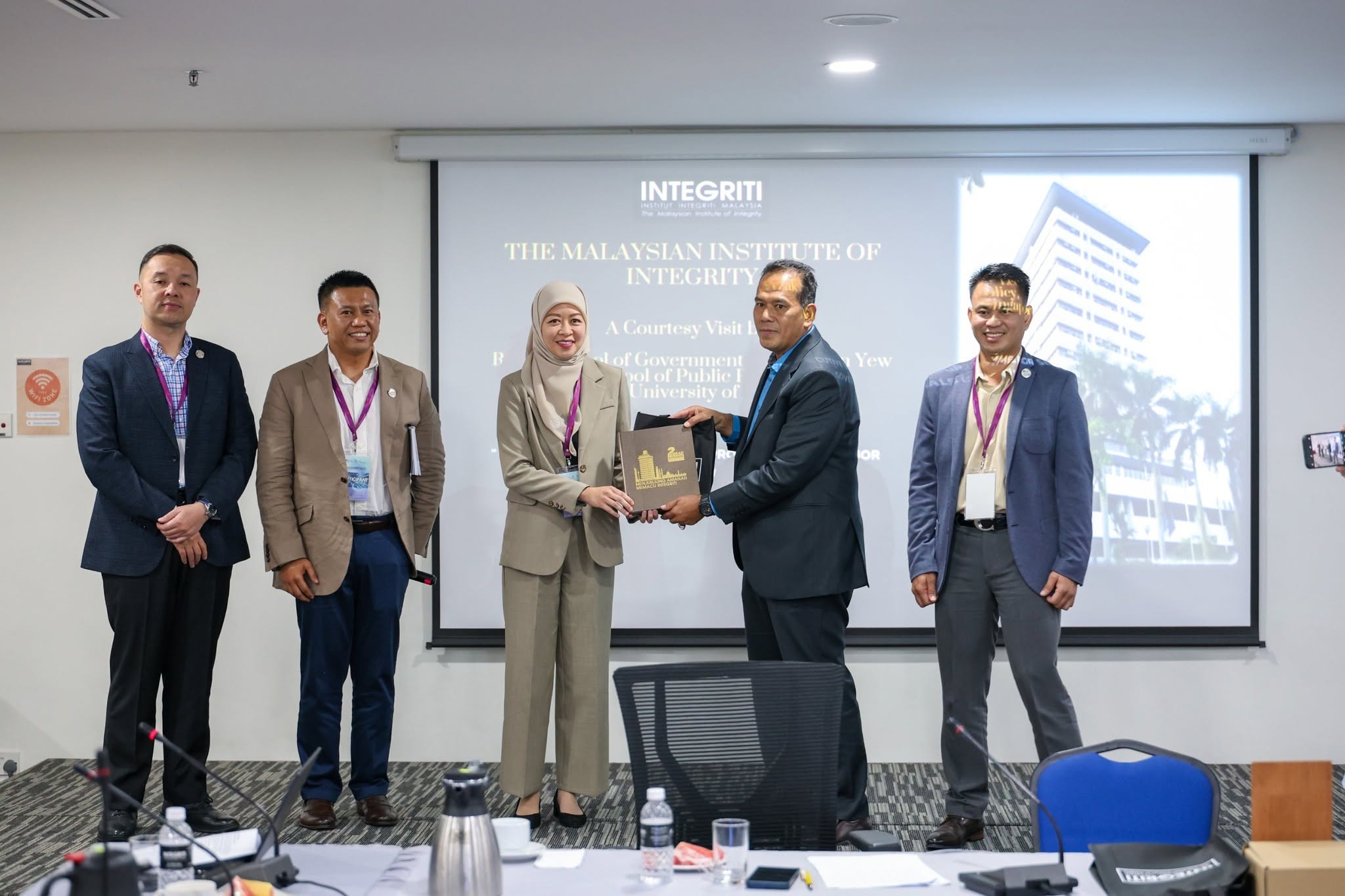 KUNJUNGAN HORMAT RAZAK SCHOOL OF GOVERNMENT (RSOG) DAN LEE KUAN YEW SCHOOL OF PUBLIC POLICY, NATIONAL UNIVERSITY OF SINGAPORE KE INSTITUT INTEGRITI MALAYSIA