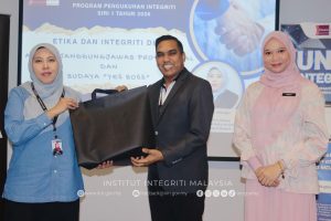 Taklimat bertajuk “Etika dan Integriti Diri: Antara Tanggungjawab Profesional dan Budaya ‘Yes Boss’”