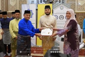 Penyerahan Sijil Penyertaan Corporate Integrity System Malaysia (CISM) Kepada Yayasan Islam Darul Ehsan (YIDE)
