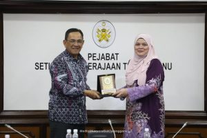 Kunjungan Hormat Institut Integriti Malaysia (IIM) ke atas Yang Berhormat Dato’ Haji Mohd Azmi bin Mohamad Daham, Setiausaha Kerajaan Negeri Terengganu.